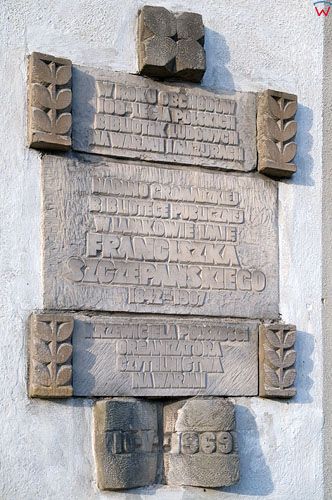 Warm-maz. Tablica pamiatkowa na budynku biblioteki w Lankowie.